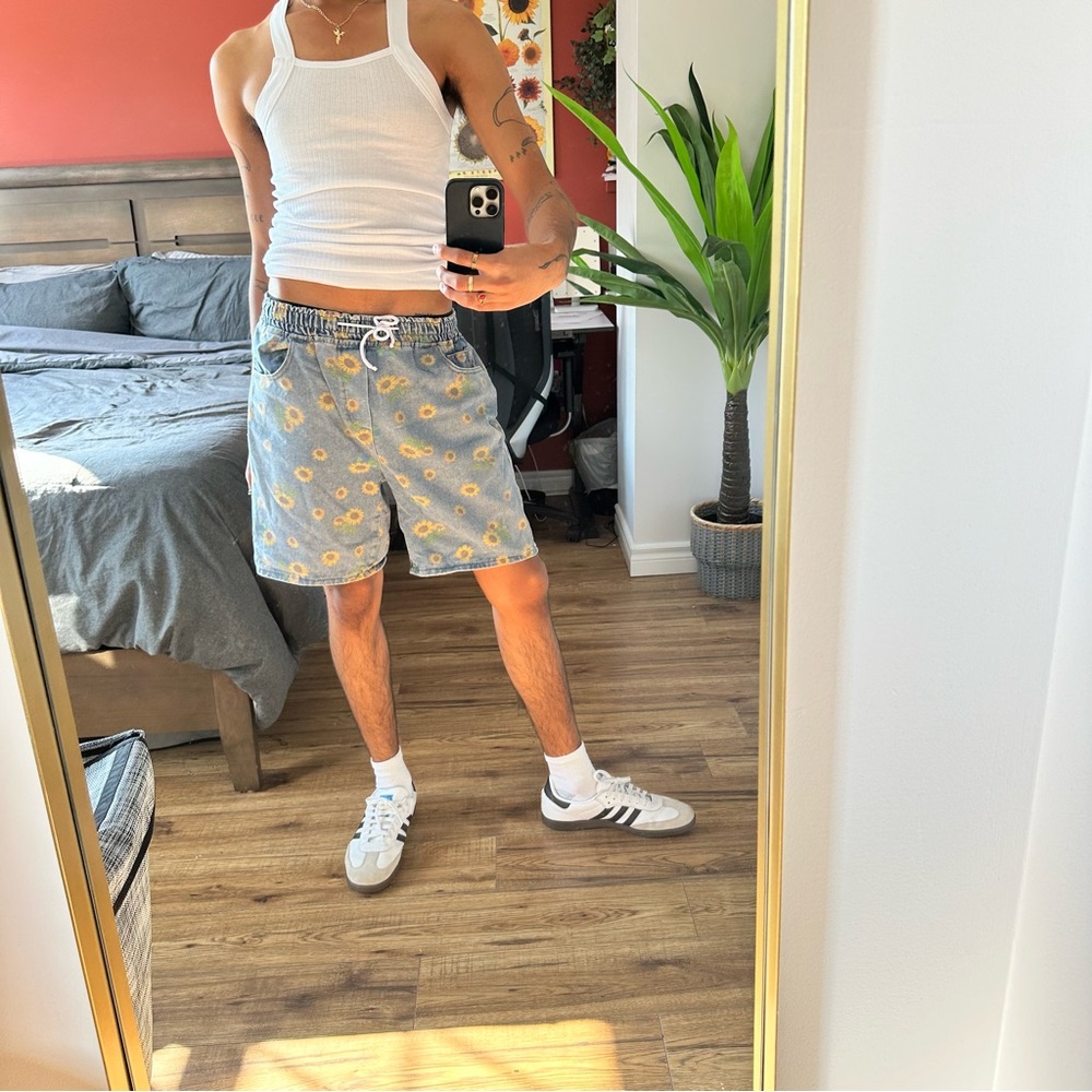 COPPING ZONE SUNFLOWER DENIM SHORTS